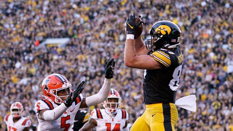 Iowa tight end Addison Ostrenga (87) catches a 4-yard touchdown pass over Illinois defensive...